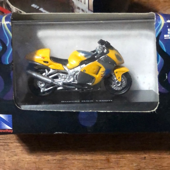 Mini Bike Suzuki GSX 1300R NIB 1/32 scale motorcycle - Picture 1 of 7